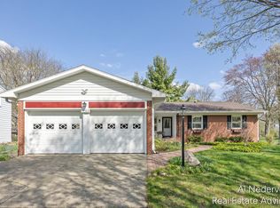 1902 Ridgemoor Dr SE, Grand Rapids, MI 49506