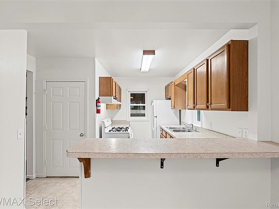 4th image of 1404 Donovan St