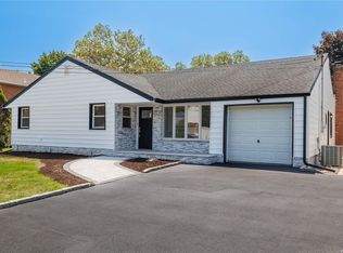 1900 Leonard Ln, Merrick, NY 11566