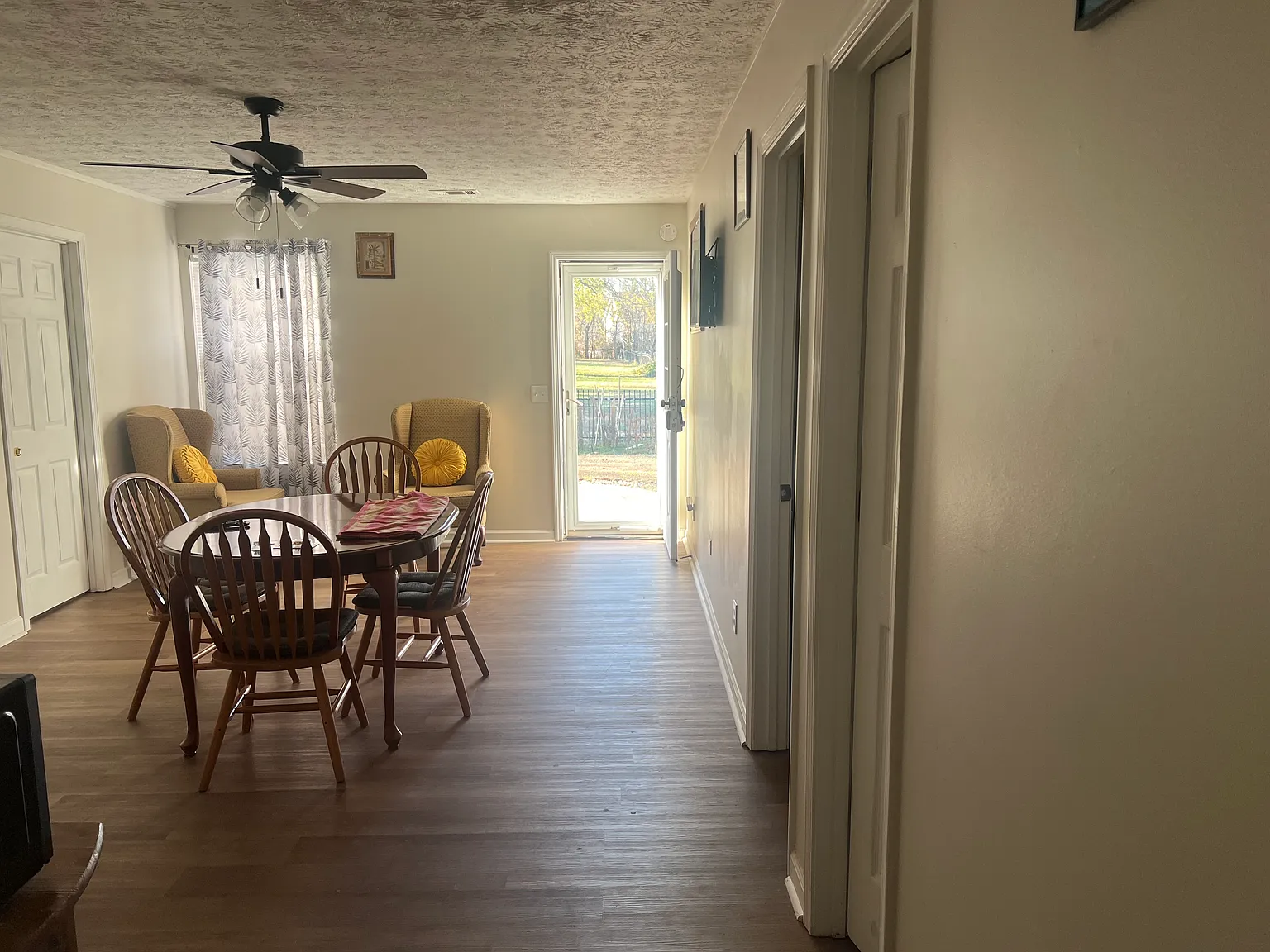 1053 Hawthorn Ln — Photo 1