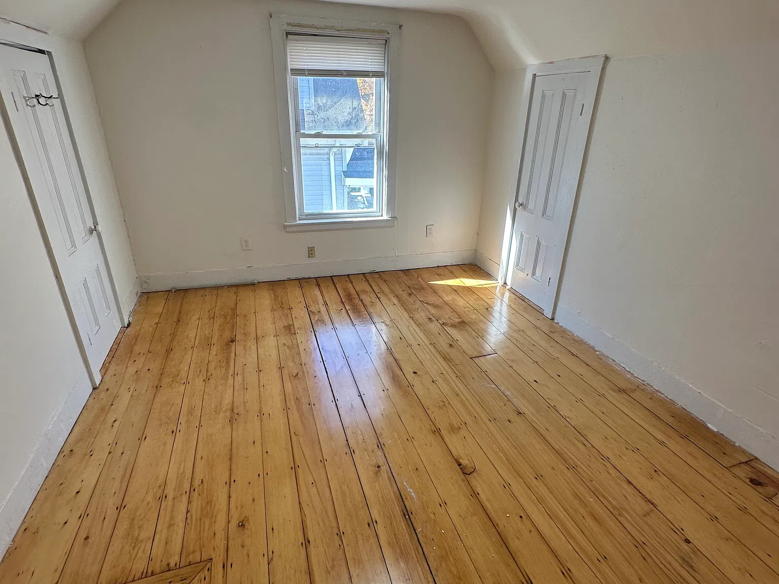4 bed, $3,600 — Photo 1