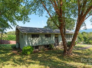 127 College Cir, Swannanoa, NC 28778