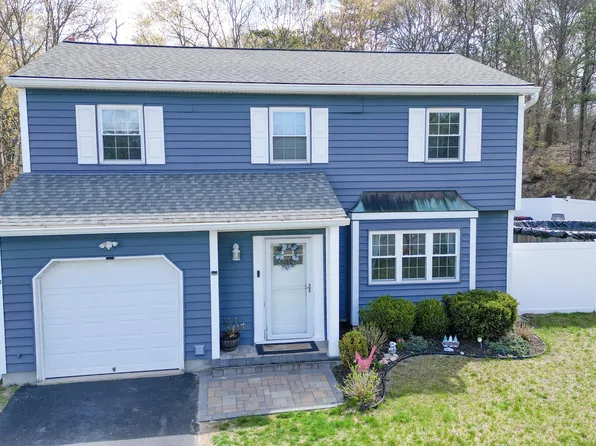 45 Roosevelt Avenue, Selden, NY 11784
