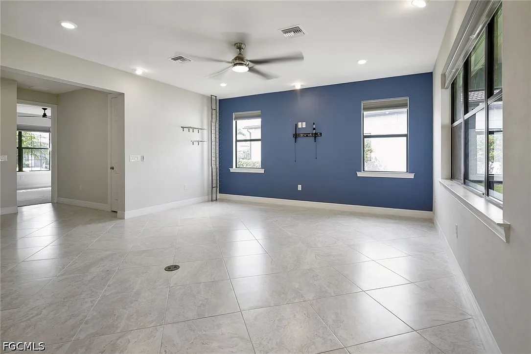 3 bed, 2.5 bath, 2319 sqft, $3,200 — Photo 4