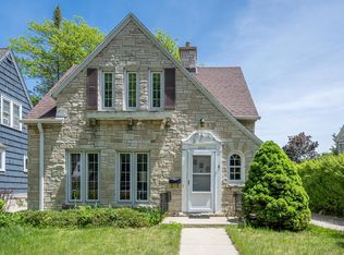 5516 N Lydell AVENUE, Whitefish Bay, WI 53217
