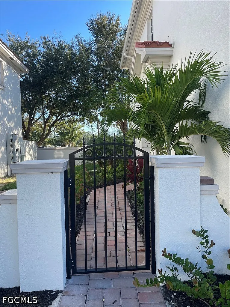 4 bed, 3.0 bath, 1828 sqft, $3,145 — Photo 2