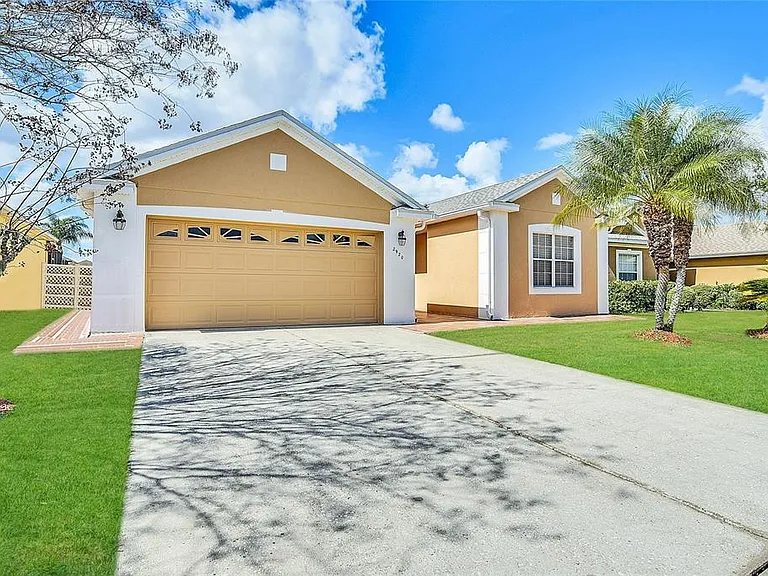 2920 Willow Creek Ln — Photo 2
