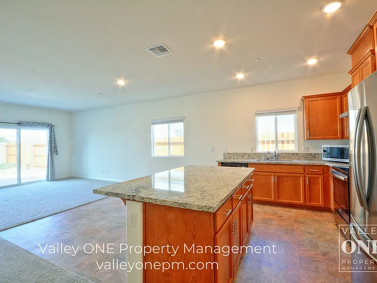 933 Tipton Ln — Photo 16