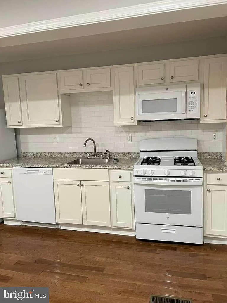 2 bed, 2.0 bath, 900 sqft, $1,500 — Photo 4