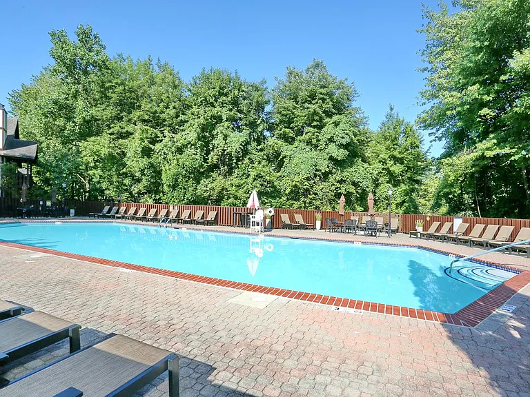1519 Faulkner Ct — Photo 2