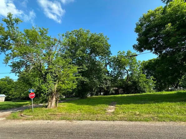 300 W Jackson St, Clarksville, TX 75426