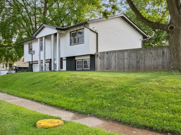1810 15th St, Silvis, IL 61282