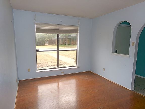 5th image of 1421 Guildford St
