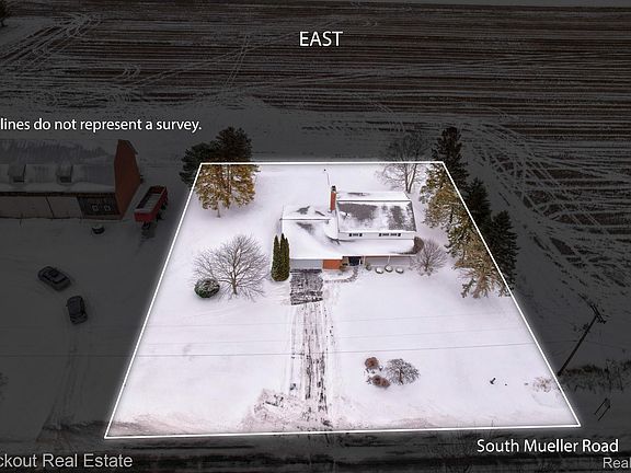 3rd image of 1105 S Mueller Rd