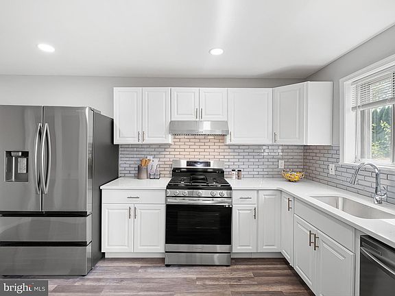 3rd image of 734 Plumtree Ln