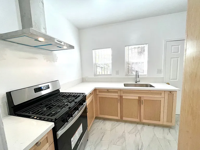 324 W Opp St #6 — Photo 4