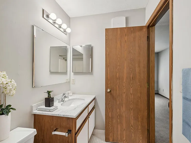 Cloverleaf Park Apartments — Photo 6