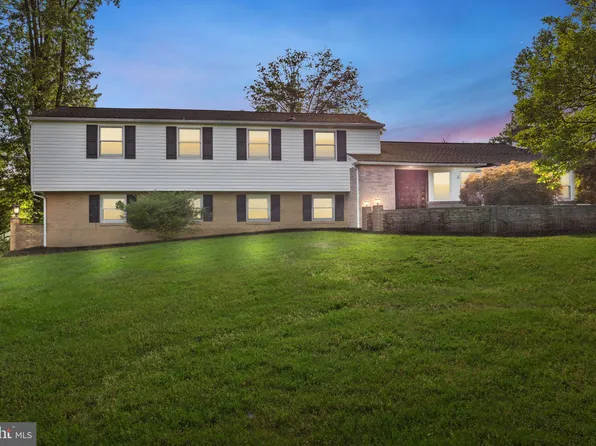 1452 W Lamplighter Ln, North Wales, PA 19454