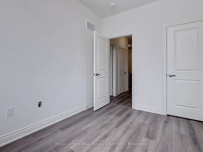 34 Attwater Dr E — Photo 32