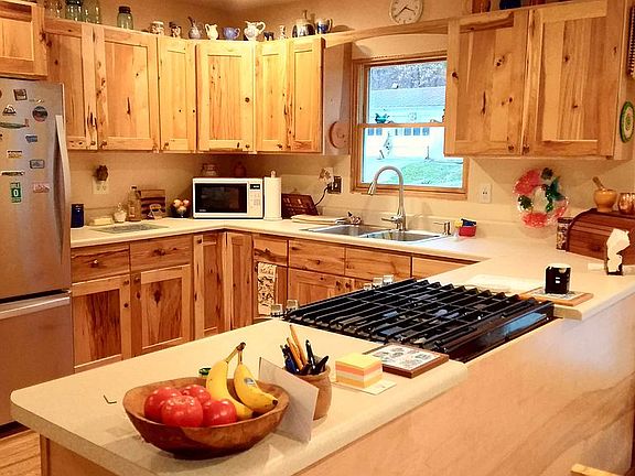 Kitchen w/hickory cabinets
