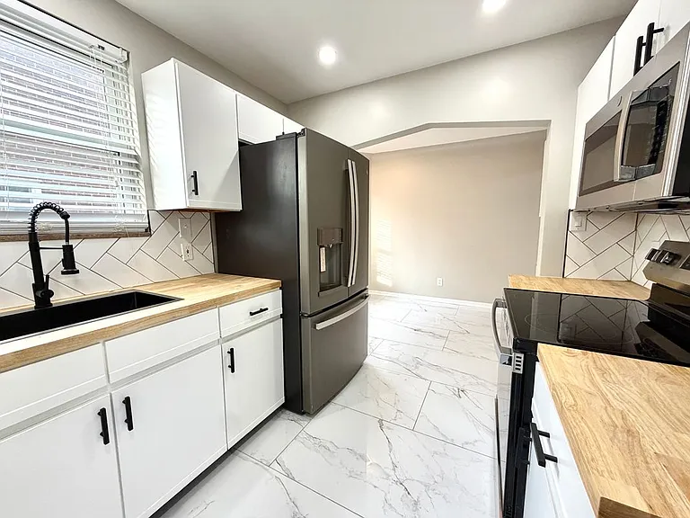 18235 Tracey St — Photo 30
