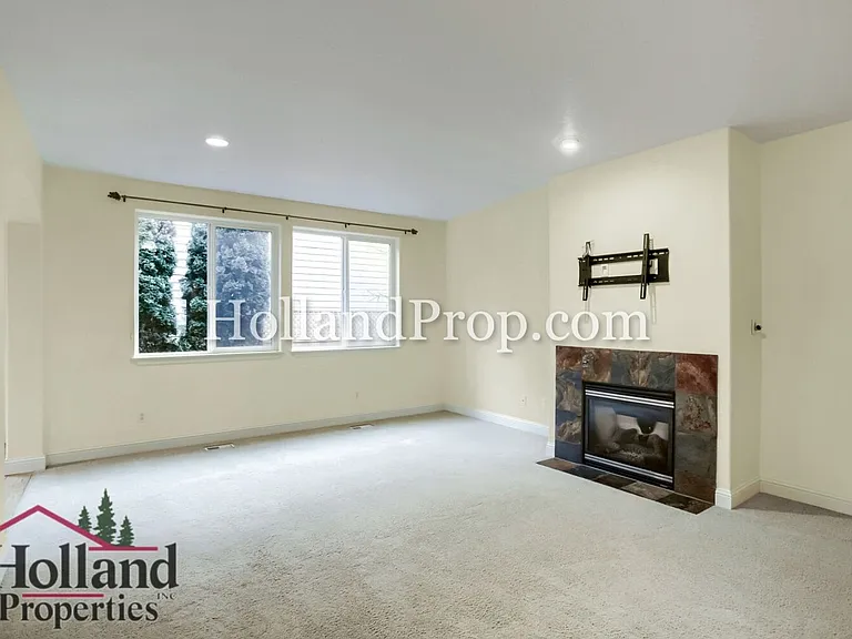 319 NW Wildwood St — Photo 6