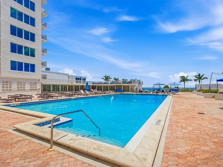 5401 Collins Ave #102 — Photo 33