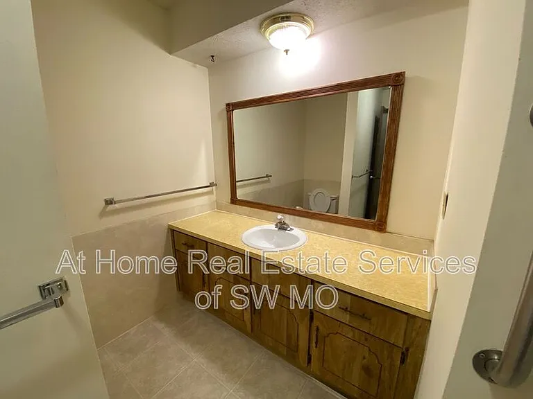 513 E Latoka Ct — Photo 12