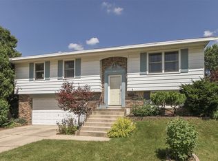 312 Library Ln, Streamwood, IL 60107