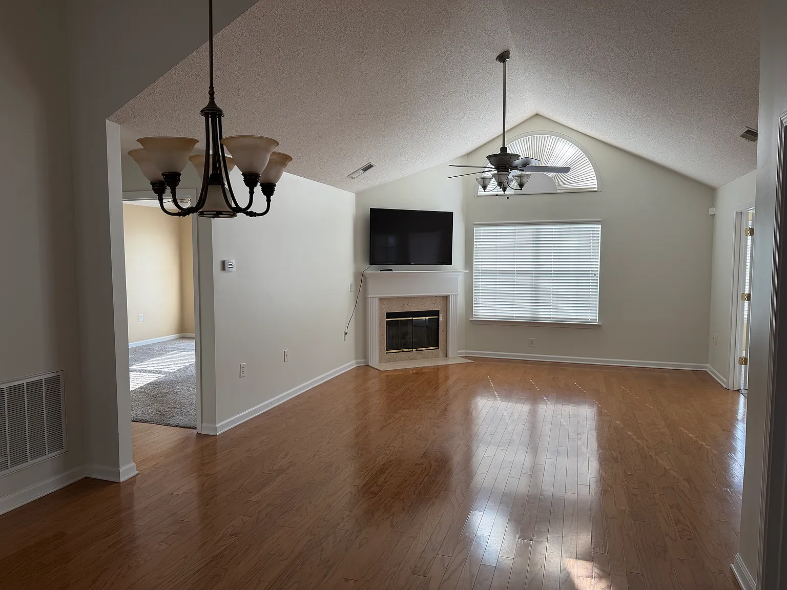 2 bed, 1757 sqft, $2,400 — Photo 4