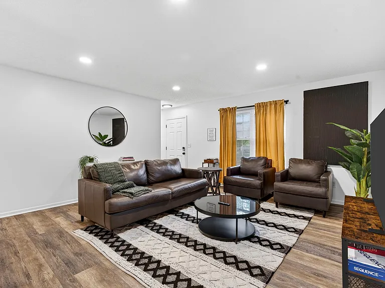 2126 Hungerford Dr — Photo 9