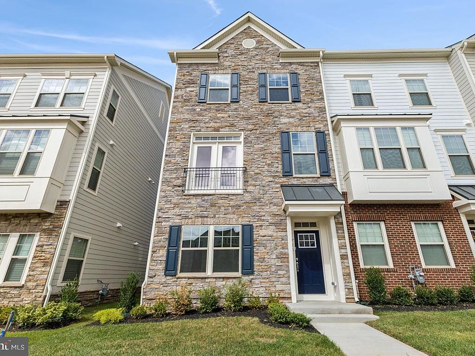 1st image of 716 Sawback Sq NE