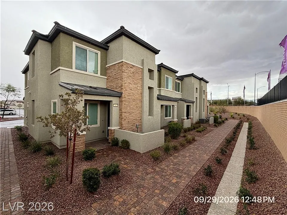 242 Freeport View Pl