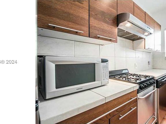 3rd image of 1035 West Ave #1I