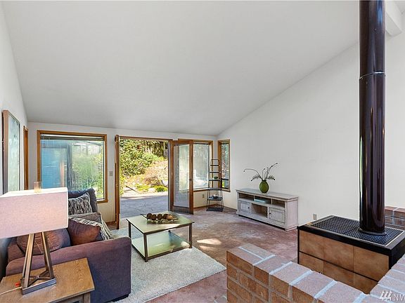 3rd image of 323 Shelter Bay Dr