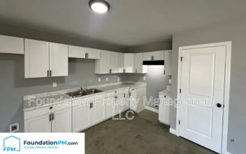 5 bed, 2.5 bath, 1800 sqft, $1,800 — Photo 3
