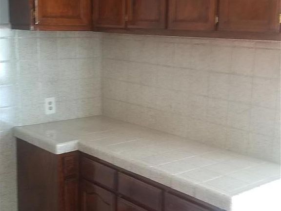 4th image of 810 W 48th St