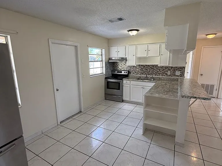 204 La Paz Dr — Photo 7