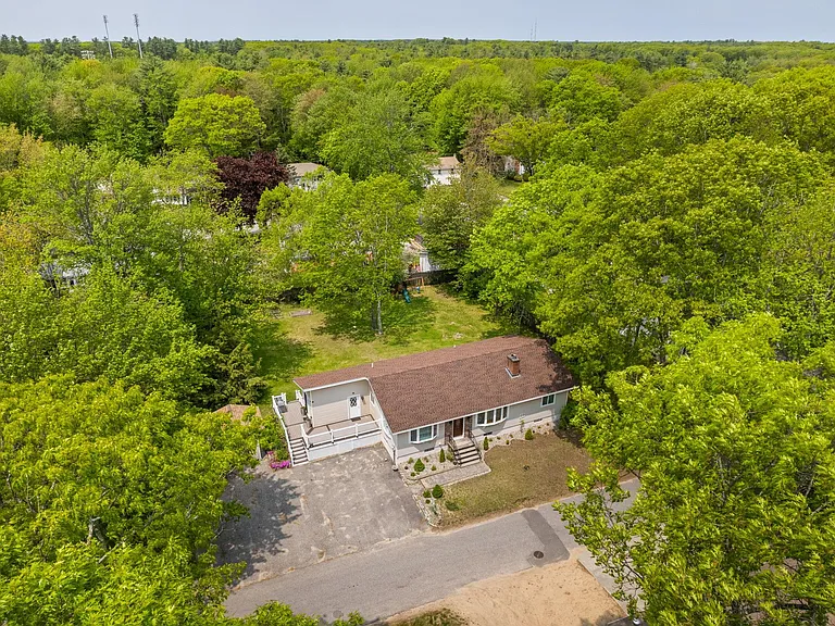 Laurene Dr — Photo 40