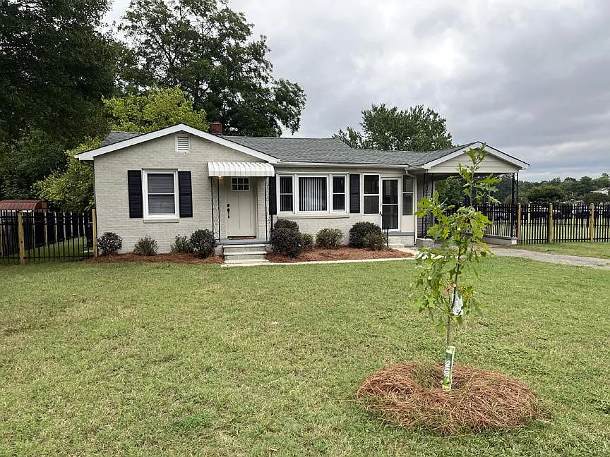903 Lakeview Dr