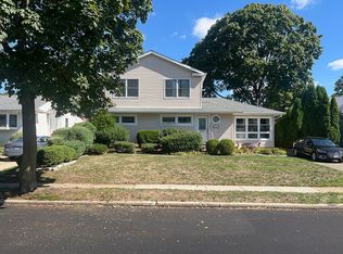 497 Glenwood Ln, East Meadow, NY 11554