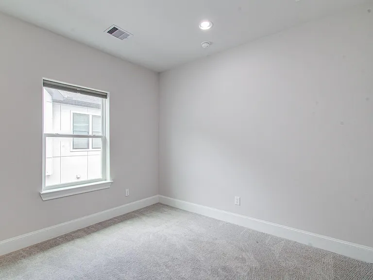 9532 London Bridge Sta — Photo 28