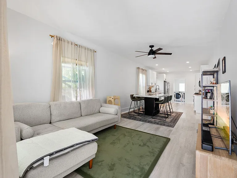 1752 Robinson Ave — Photo 19