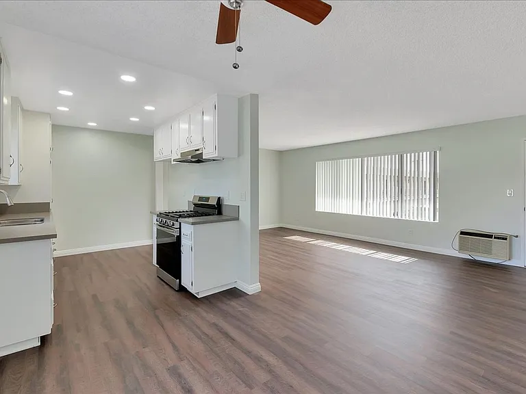 LA GRANADA APARTMENTS — Photo 12