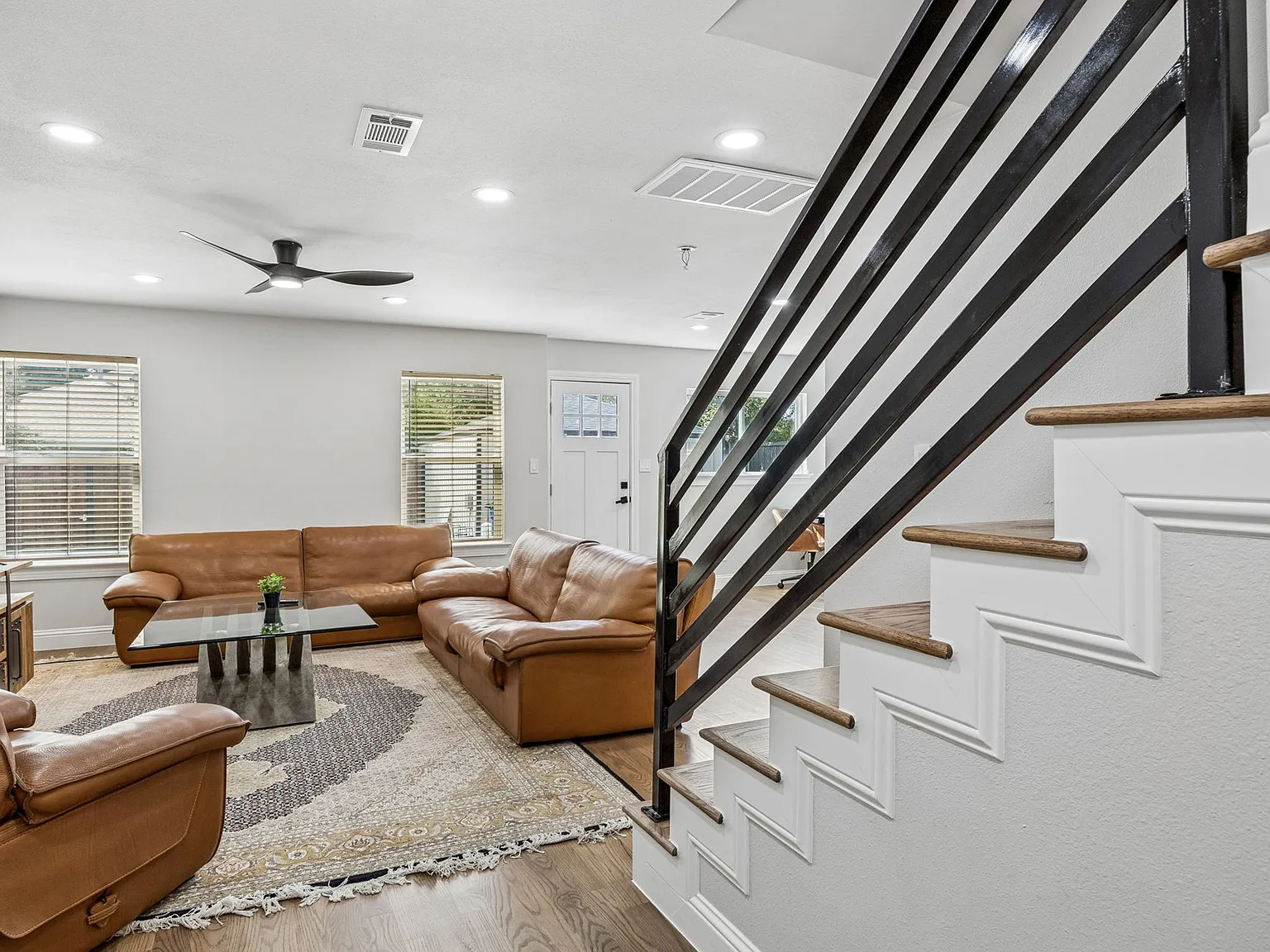 2 bed, 2.5 bath, 1299 sqft, $3,500 — Photo 4
