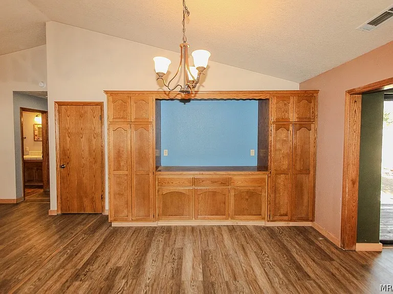 1064 Pine Ln — Photo 9