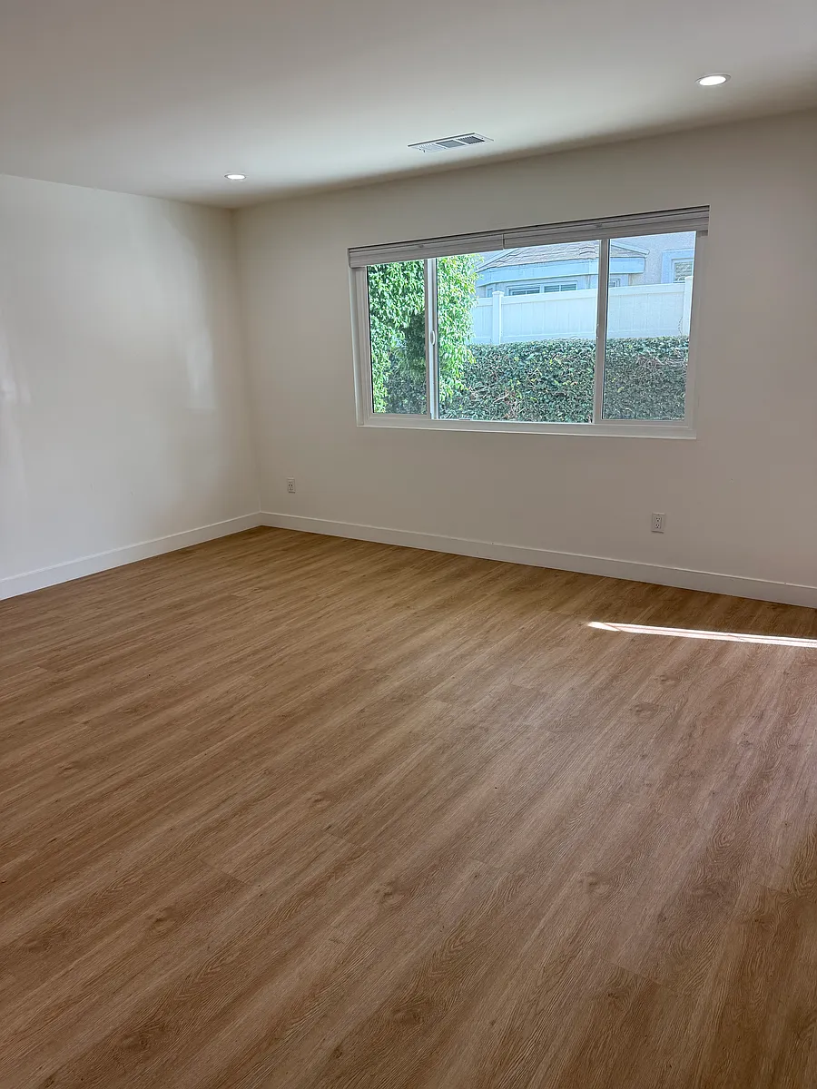 Building Photo - 15624 Larch Ave