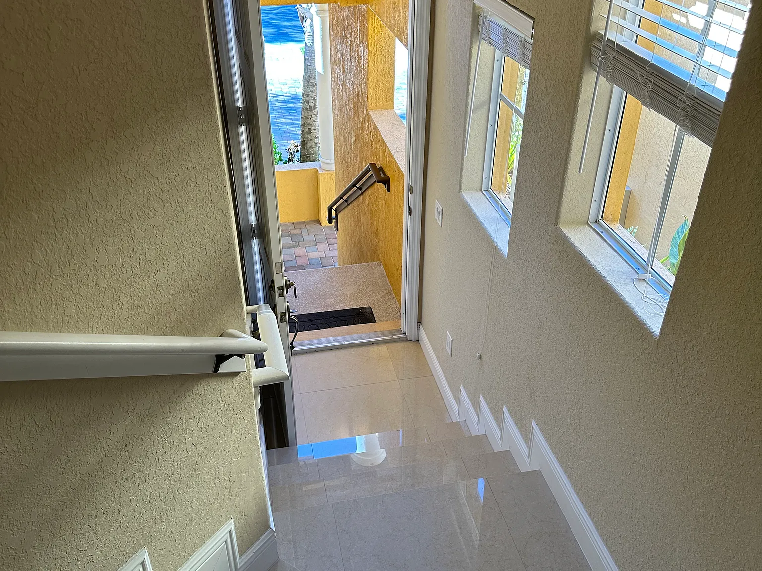 Beautiful Townhouse in Parkland — Photo 3