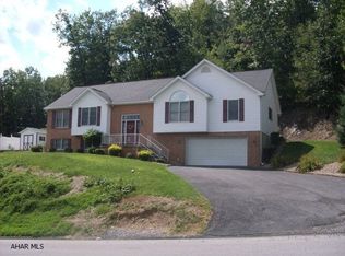 514 Palm Spring Ln, Altoona, PA 16601
