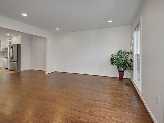 LIVING ROOM WITH RECESSED LIGHTS